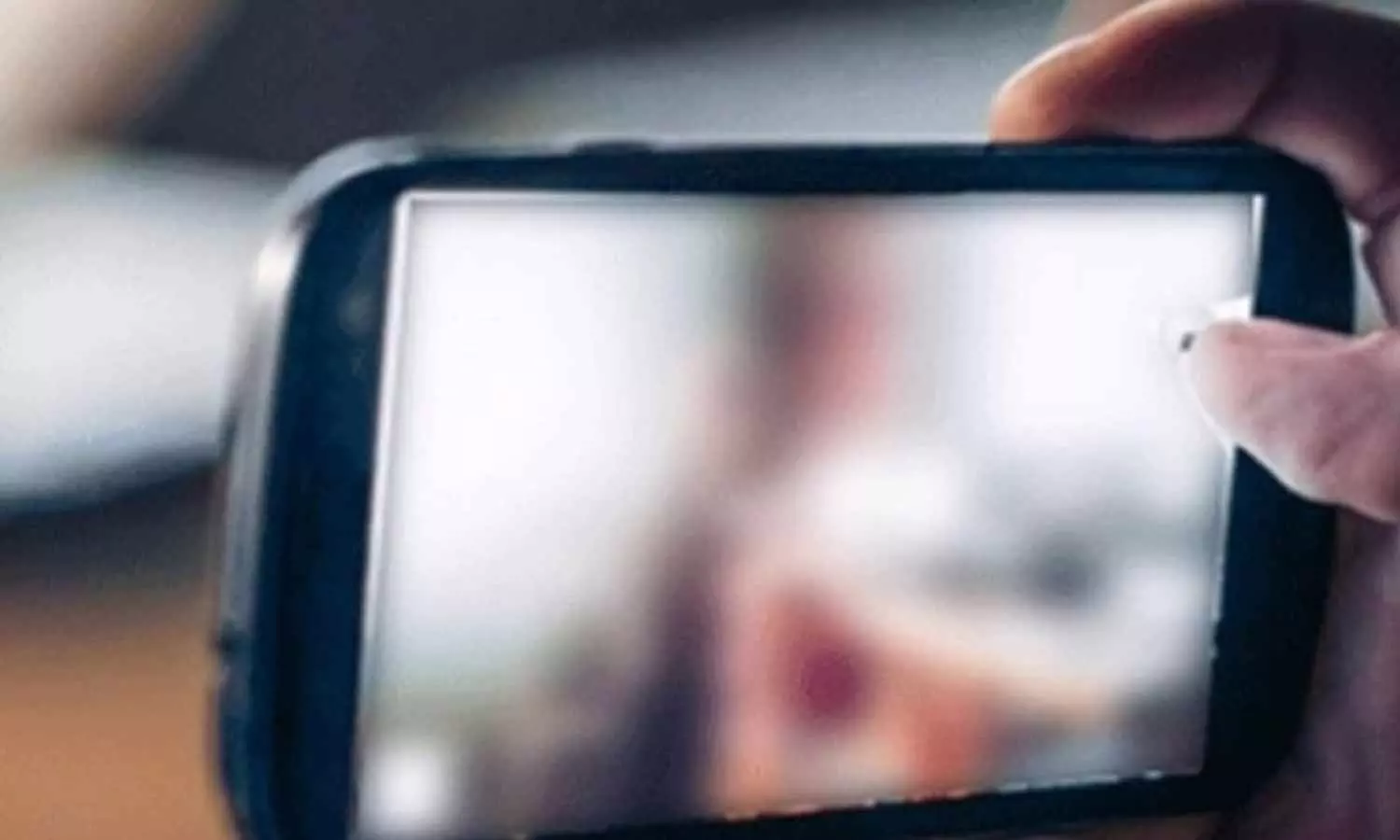 உடற்கல்வி ஆசிரியரிடம் 2500 ஆபாச வீடியோக்கள்- இளம்பெண் போலீசில் பரபரப்பு புகார்