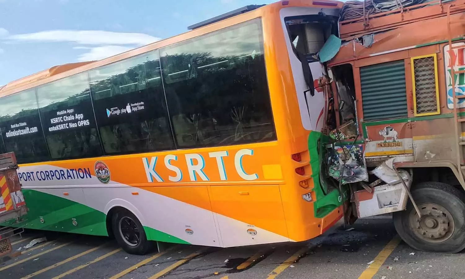 ஓசூர் அருகே அடுத்தடுத்து 5 வாகனங்கள் மோதி விபத்து-  போக்குவரத்து நெரிசல்