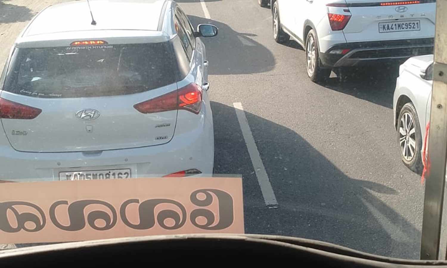 வாகனங்கள் அணிவகுத்து நிற்பதை படத்தில் காணலாம்.