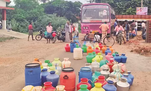 குடிநீர் வழங்கக்கோரி காலிக்குடங்களுடன் பொதுமக்கள் திடீர் சாலை மறியல்