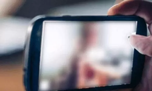 உடற்கல்வி ஆசிரியரிடம் 2500 ஆபாச வீடியோக்கள்- இளம்பெண் போலீசில் பரபரப்பு புகார்