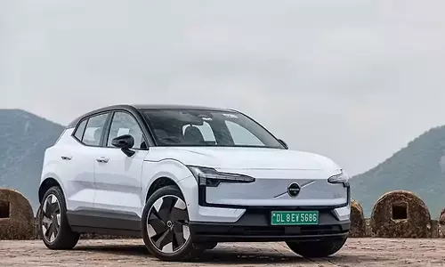 480கிமீ ரேஞ்ச் வழங்கும் புது எலெக்ட்ரிக் கார் அறிமுகம் செய்த வால்வோ... விலை தான் ஹைலைட்..!