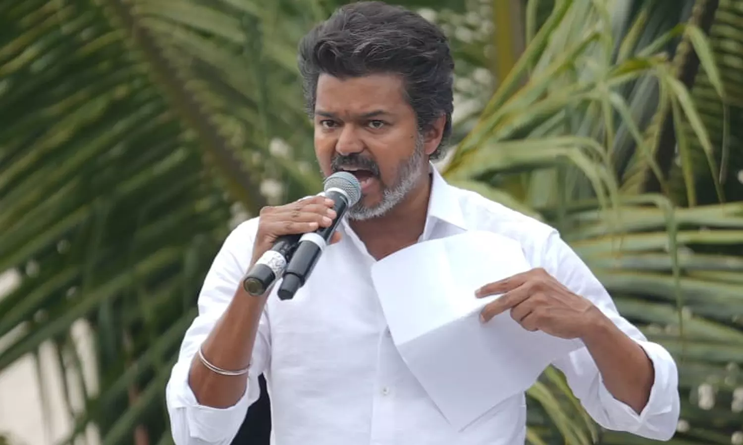 கரூரில் நாளை விஜய் பிரசாரம்: த.வெ.க.வினர் கேட்ட இடங்களில் அனுமதி வழங்க காவல்துறை மறுப்பு கரூரில் நாளை விஜய் பிரசாரம்: த.வெ.க.வினர் கேட்ட இடங்களில் அனுமதி வழங்க காவல்துறை மறுப்பு
