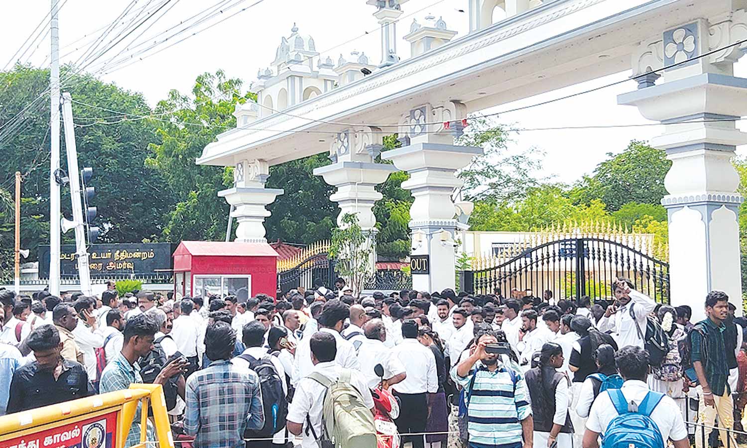 மதுரை ஐகோர்ட் கிளைக்கு வெடிகுண்டு மிரட்டல்: வக்கீல்கள், பொதுமக்களை வெளியேற்றி தீவிர சோதனை