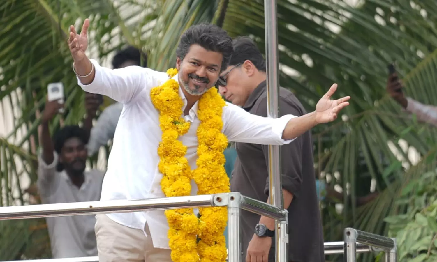 கரூரில் த.வெ.க. தலைவர் விஜய் பிரசாரத்துக்கு போலீசார் அனுமதி கரூரில் த.வெ.க. தலைவர் விஜய் பிரசாரத்துக்கு போலீசார் அனுமதி