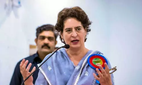 சலுகைகள் மூலம் வாக்குகளை வாங்க முயற்சிக்கும் என்டிஏ-வுக்கு மக்கள் பாடம் கற்பிக்க வேண்டும்- பிரியங்கா காந்தி