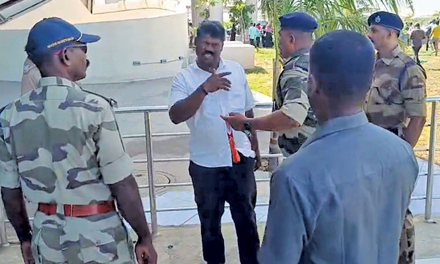 திருச்சி விமான நிலையத்தில் போலி அடையாள பட்டை அணிந்து விஜய்யை சந்திக்க வந்த மர்ம நபர்