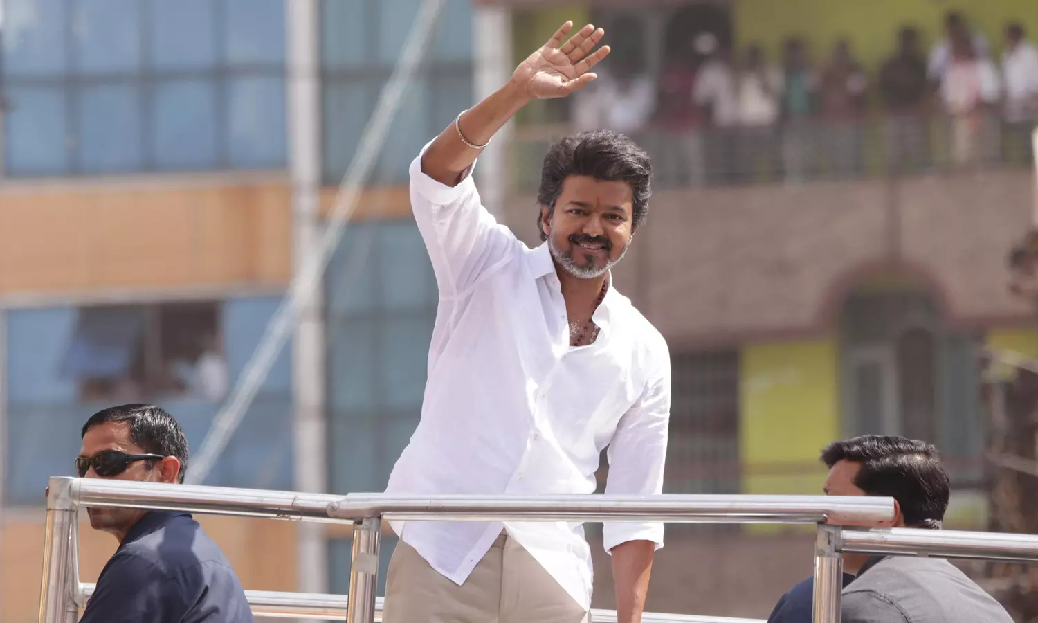 தொண்டர்கள் அளித்த வேல் மற்றும் வெற்றிலை மாலையை பெற்றுக் கொண்ட விஜய் தொண்டர்கள் அளித்த வேல் மற்றும் வெற்றிலை மாலையை பெற்றுக் கொண்ட விஜய்