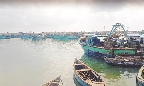 மீனவர்கள் கடலுக்கு செல்ல தடை:  பாம்பனில் 1-ம் புயல் எச்சரிக்கை கூண்டு ஏற்றம்