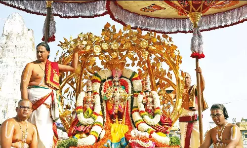 பிரம்மோற்சவ விழா கோலாகலம்- திருப்பதியில் நாளை கருட சேவை