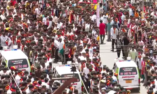 நாமக்கலில் விஜய் பிரசாரம்: கூட்டத்தில் நுழைந்த ஆம்புலன்ஸ்- அழகாக வழிவிட்ட தொண்டர்கள்