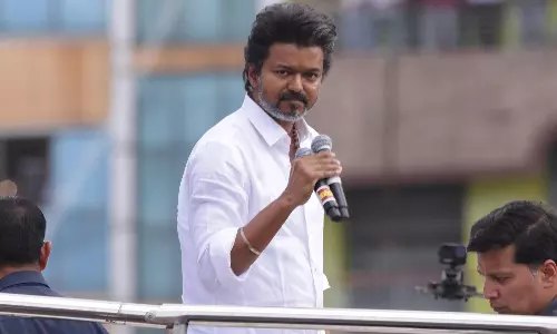 நம்ம முதலமைச்சர் போன்று பொய் வாக்குறுதிகளை அடித்து விடலாமா?- விஜய்