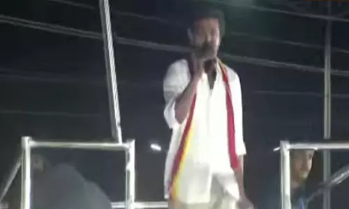 த.வெ.க. கூட்டத்தில் மயங்கி விழுந்த பெண்- விஜய் செய்த செயல்..!