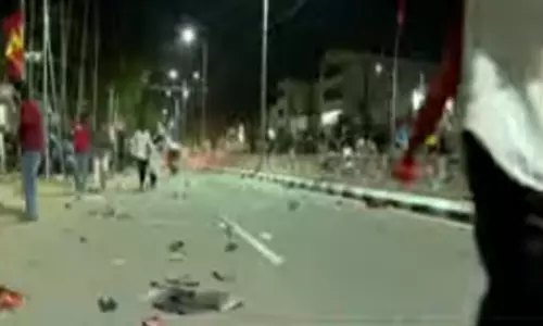 கரூரில் கூட்டத்தை கலைக்க தடியடி நடத்திய காவல்துறை