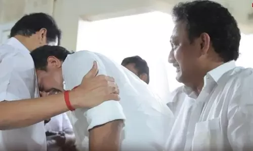 கரூர் துயர சம்பவம்: உயிரிழந்தவர்கள் உடல்களைக் கண்டு கதறி அழுத அமைச்சர் அன்பில் மகேஷ்