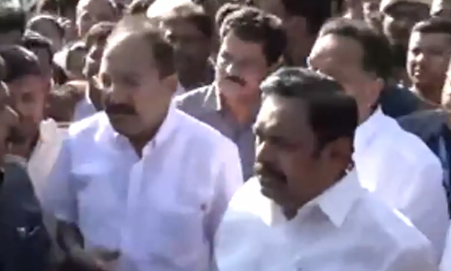 கரூரில் எடப்பாடி பழனிசாமி... பாதிக்கப்பட்டவர்களை சந்தித்து ஆறுதல் கூறினார் கரூரில் எடப்பாடி பழனிசாமி... பாதிக்கப்பட்டவர்களை சந்தித்து ஆறுதல் கூறினார்