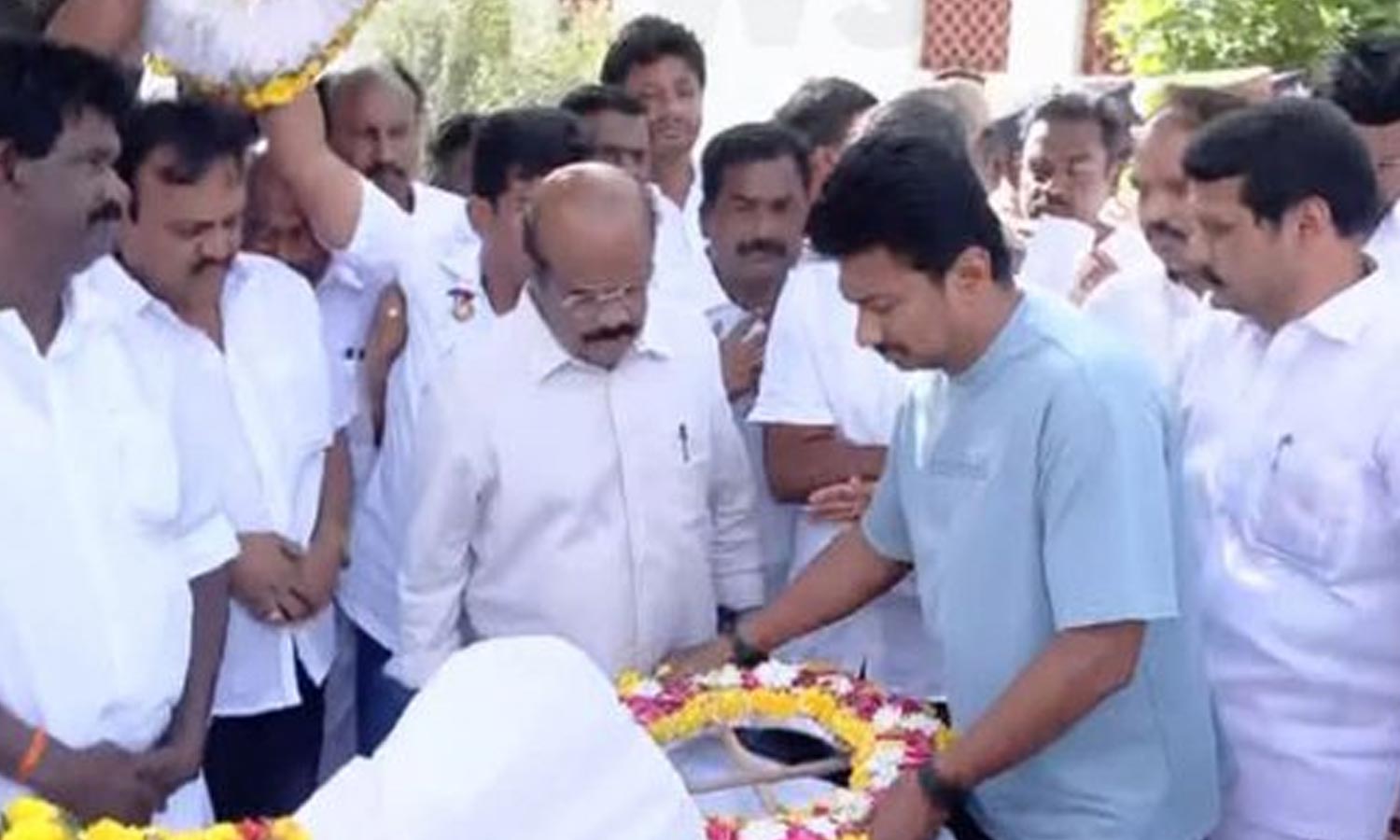 கரூர் கூட்ட நெரிசல்: உயிரிழந்தவர்களின் உடல்களுக்கு அஞ்சலி செலுத்திய துணை முதலமைச்சர் உதயநிதி ஸ்டாலின் கரூர் கூட்ட நெரிசல்: உயிரிழந்தவர்களின் உடல்களுக்கு அஞ்சலி செலுத்திய துணை முதலமைச்சர் உதயநிதி ஸ்டாலின்