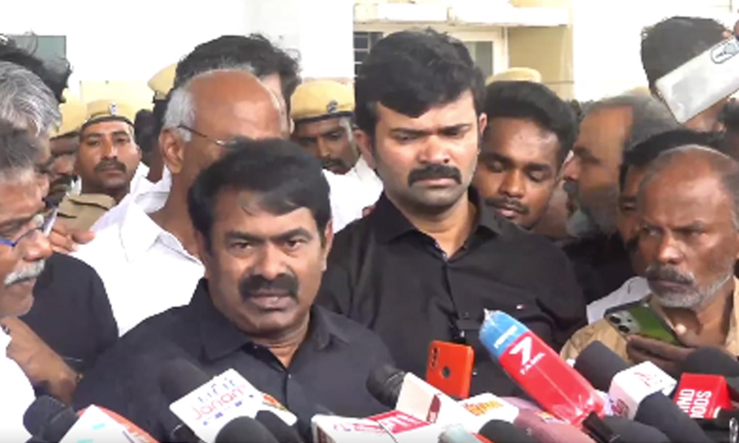 கரூரில் துடைக்க முடியாத பெருந்துயரம்: யாரையும் குறை சொல்லி பயனில்லை- சீமான்