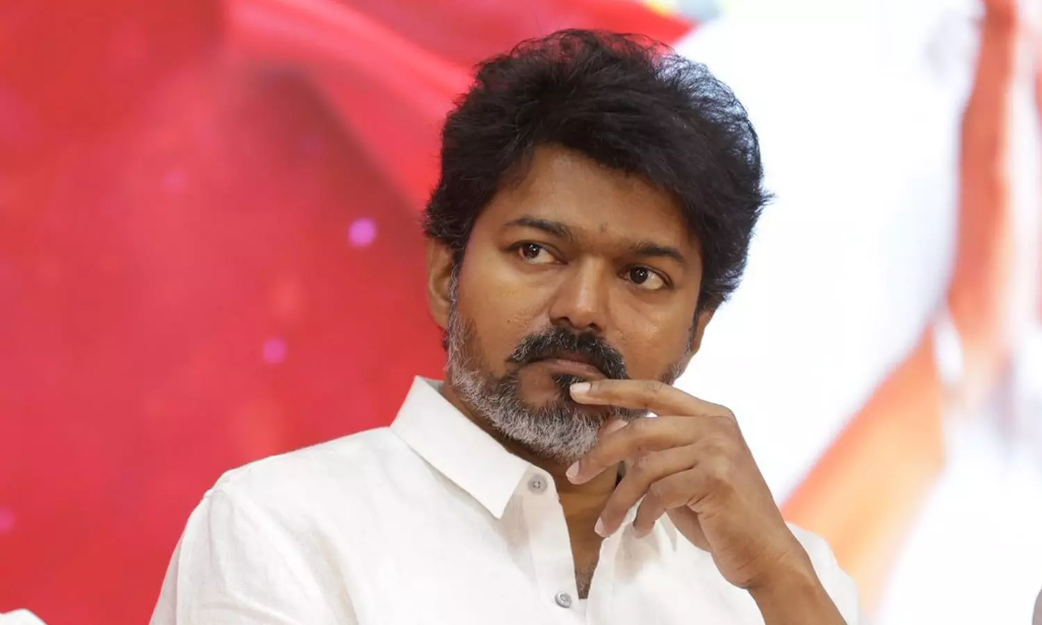 செல்வாக்கை இழந்த விஜய்.. நெருக்கடியை சமாளிக்கத் தெரியாதவரா? கரூர் விவகாரத்தில் தடுமாறும் தவெக!