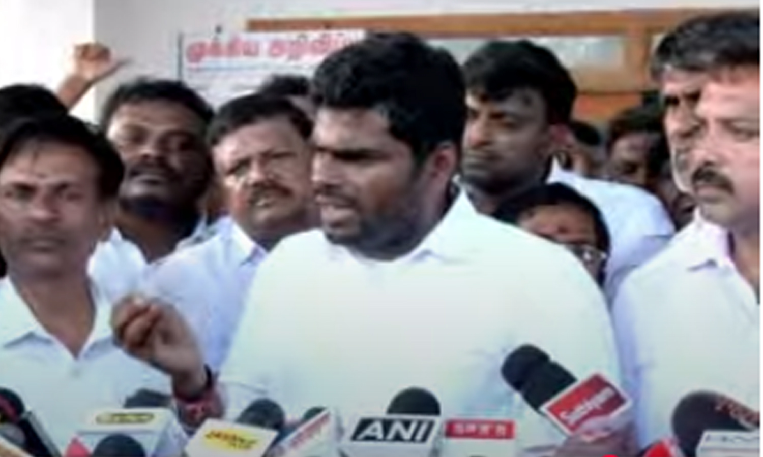 கரூர் விவகாரத்தில் முதல் குற்றவாளி விஜய் என்பதை ஏற்க முடியாது- அண்ணாமலை கரூர் விவகாரத்தில் முதல் குற்றவாளி விஜய் என்பதை ஏற்க முடியாது- அண்ணாமலை