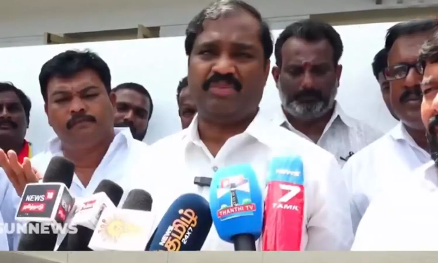 விஜய் மீதும் தவறு இருக்கு.. விஜய் ரசிகர்கள் மீதும் தவறு இருக்கு..!- த.வா.க எம்.எல்.ஏ வேல்முருகன்