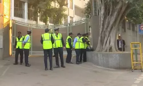 டெல்லியில் பள்ளிகள், விமான நிலையங்களுக்கு வெடிகுண்டு மிரட்டல்