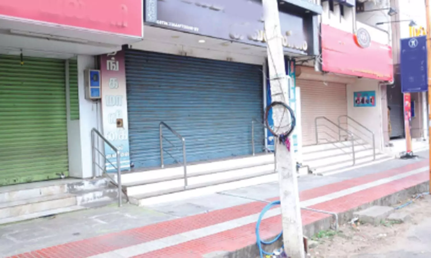 கூட்ட நெரிசலில் உயிரிழந்தோருக்கு அஞ்சலி: தமிழ்நாட்டில் இன்று கடையடைப்பு கூட்ட நெரிசலில் உயிரிழந்தோருக்கு அஞ்சலி: தமிழ்நாட்டில் இன்று கடையடைப்பு