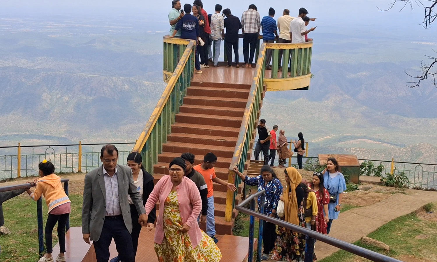 தொடர் விடுமுறை எதிரொலி: ஊட்டி சுற்றுலா தலங்களில் குவிந்த சுற்றுலாப் பயணிகள்