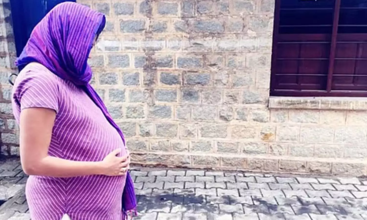 வீட்டில் பிரசவம் பார்க்கப்பட்ட இளம்பெண் மரணம் - கணவர் தலைமறைவு