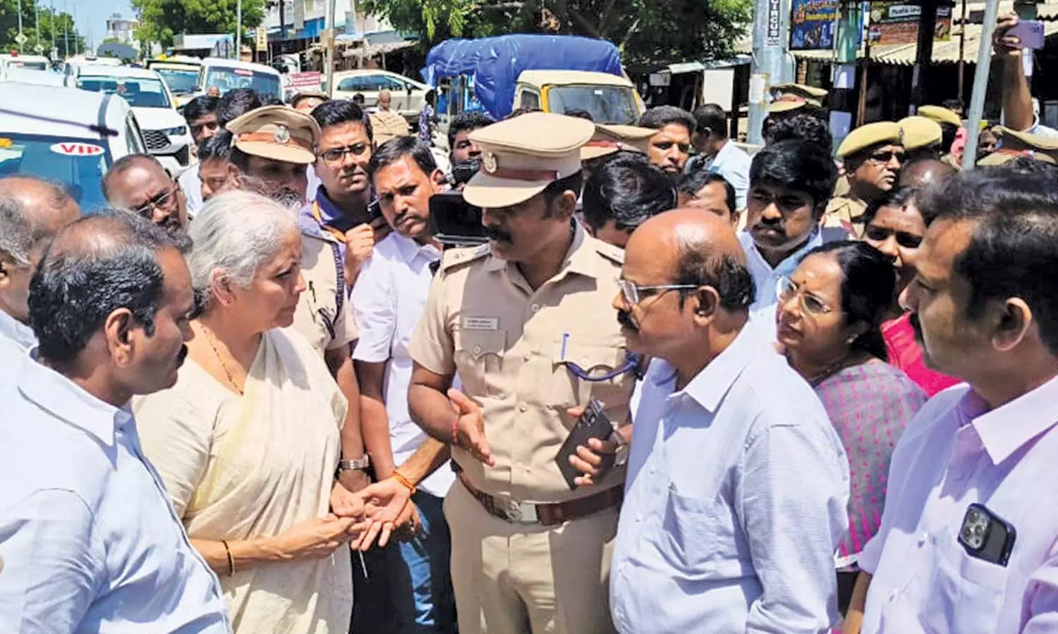 கரூரில் கூட்ட நெரிசல்:  காயம் அடைந்தவர்களின் சிகிச்சை விவரங்களை கேட்டறிந்தார் நிர்மலா சீதாராமன்