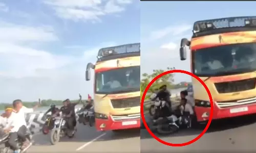 விஜய் பிரசார வாகனம் மீது பைக் மோதி விபத்து - தீயாய் பரவும் வீடியோ