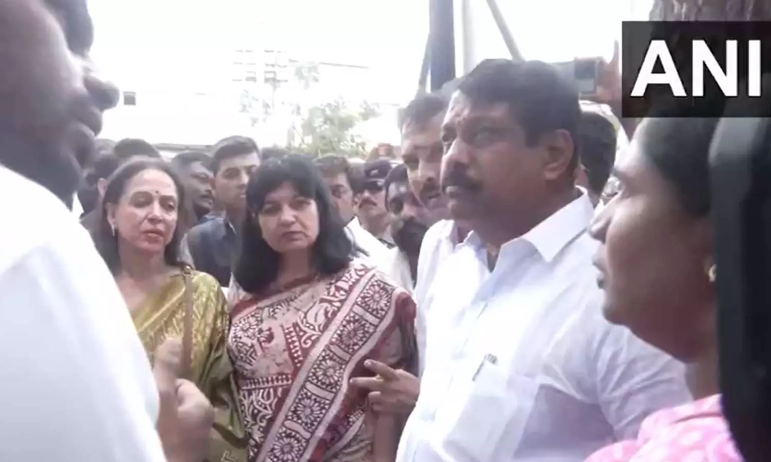 கரூரில் என்.டி.ஏ. எம்.பி.க்கள் குழு: நேரில் பார்த்தவர்களிடம் துயர சம்பவம் குறித்து கேட்டறிந்தனர்