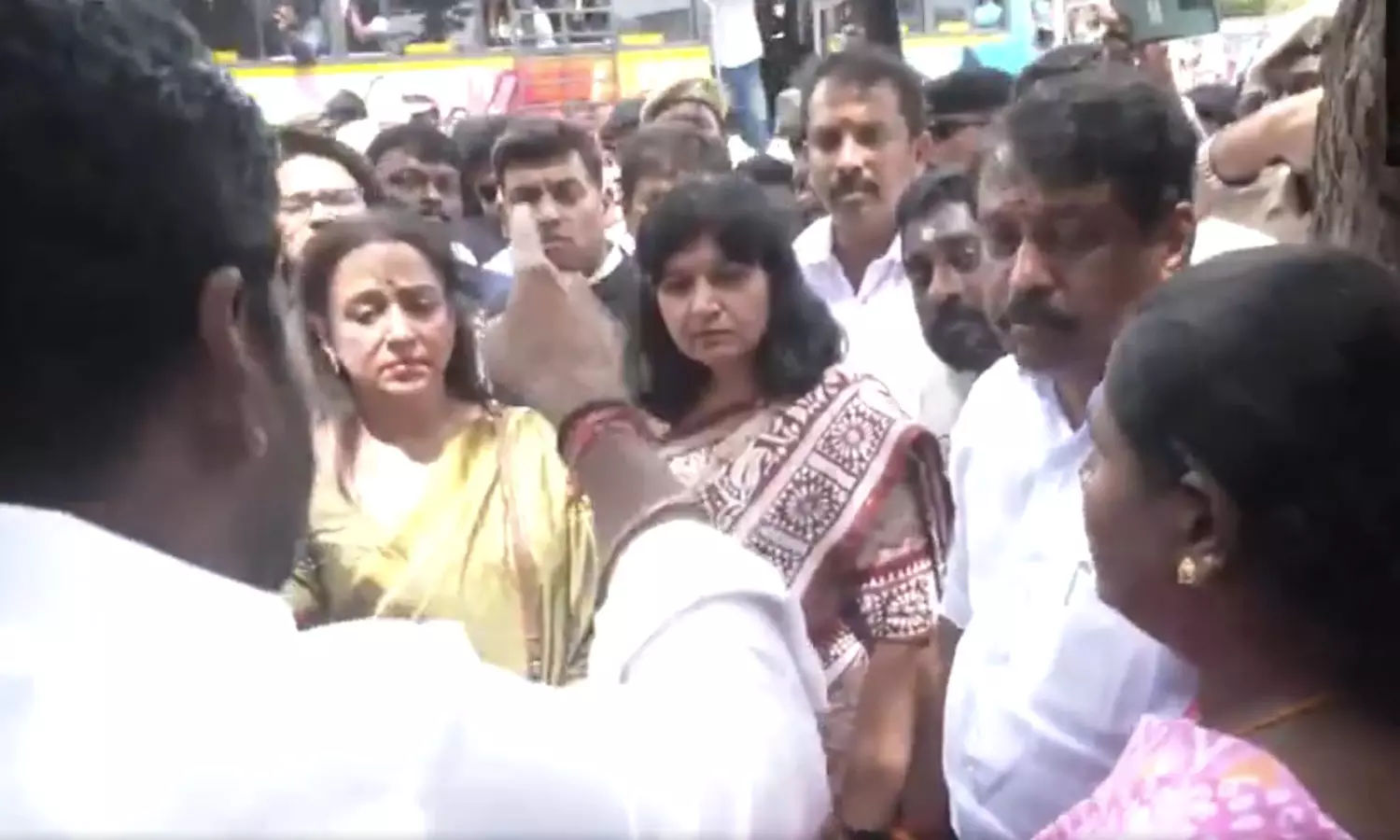 சிலர் கத்தியால் கைகளில் கிழித்தனர்: சம்பவத்தை நேரில் பார்த்தவர் என்.டி.ஏ. குழுவிடம் தகவல்