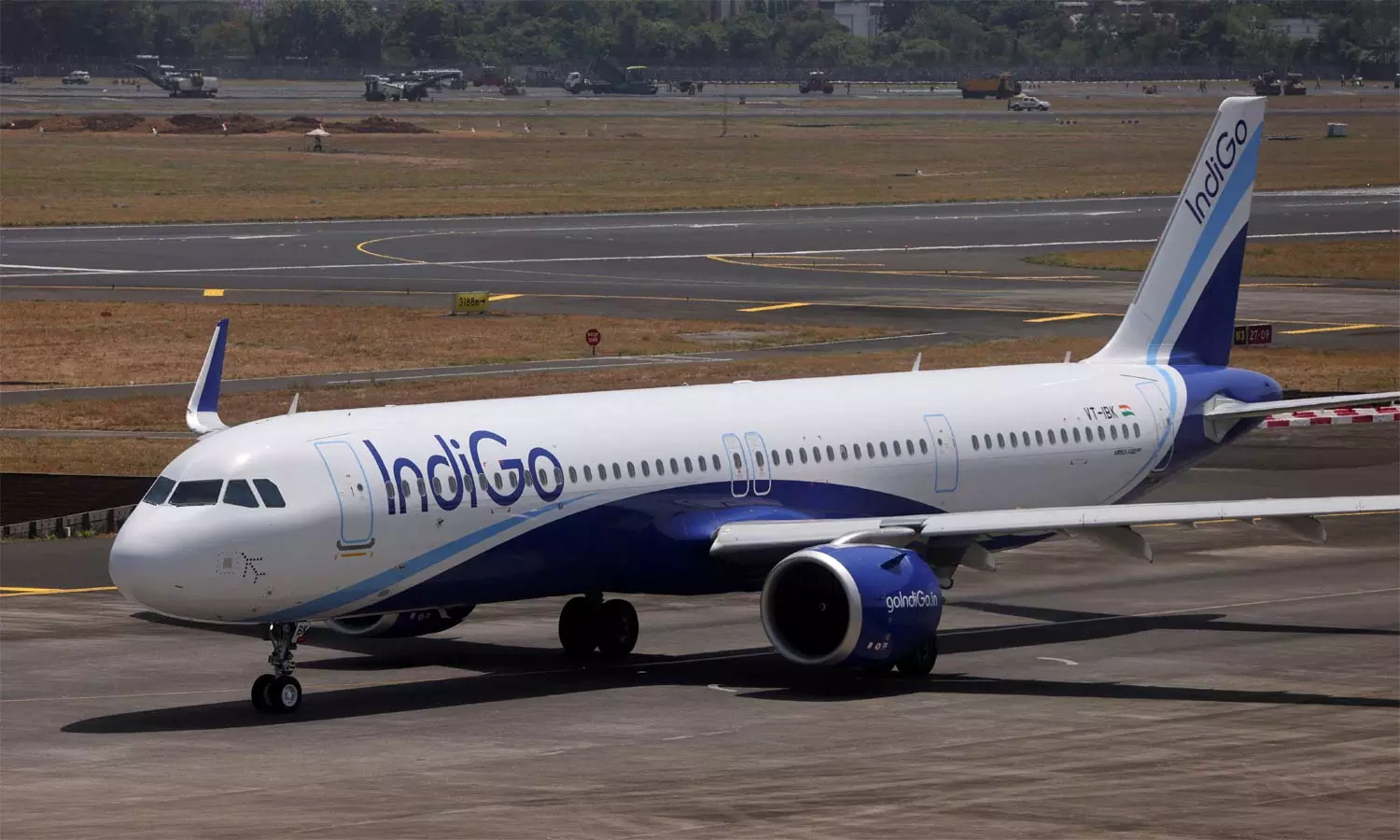 மும்பையில் இருந்து டெல்லி புறப்பட்ட விமானத்துக்கு வெடிகுண்டு மிரட்டல்