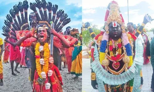 திரும்பிய திசையெல்லாம் வேடம் அணிந்த பக்தர்கள்:  குலசேகரன்பட்டினம் தசரா திருவிழாவில் 2-ந்தேதி நள்ளிரவு சூரசம்ஹாரம்