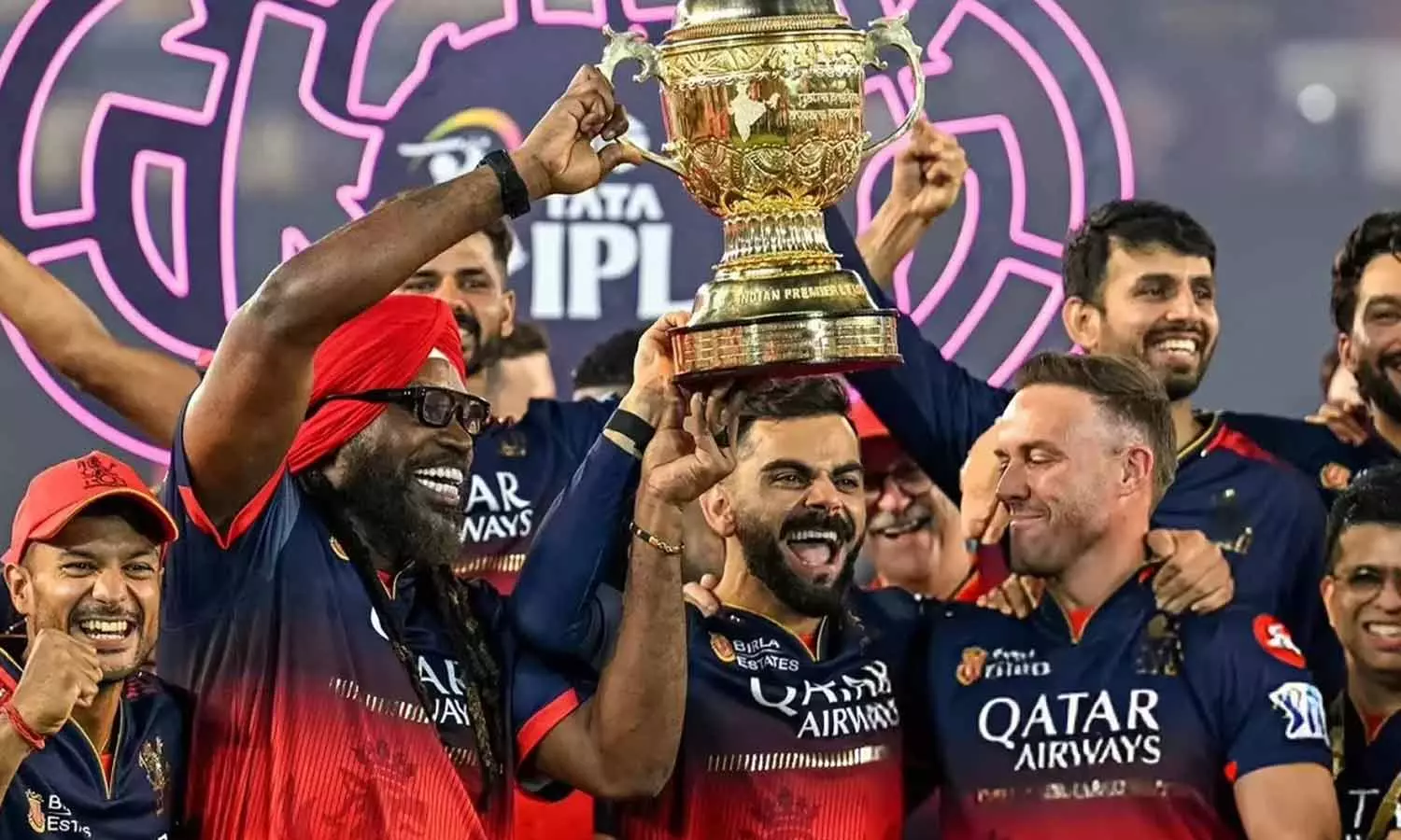 விற்பனைக்கு வந்த ஆர்சிபி அணி- போட்டி போடும் நிறுவனங்கள்