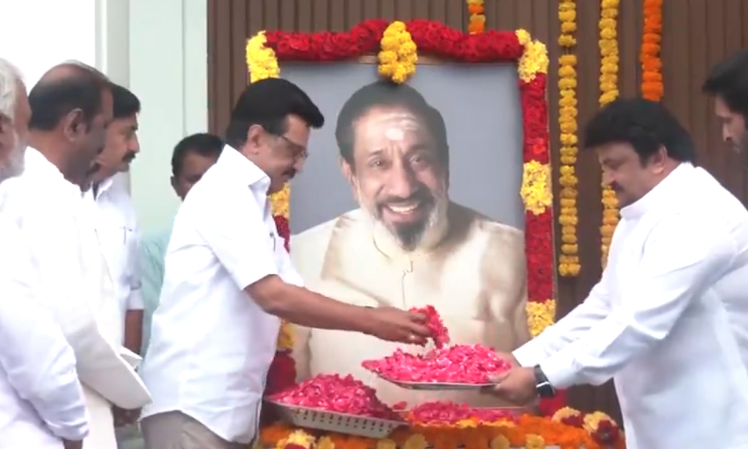 நடிகர் திலகம் சிவாஜி கணேசனின் 98-வது பிறந்தநாள்: சிலைக்கு முதலமைச்சர் மரியாதை