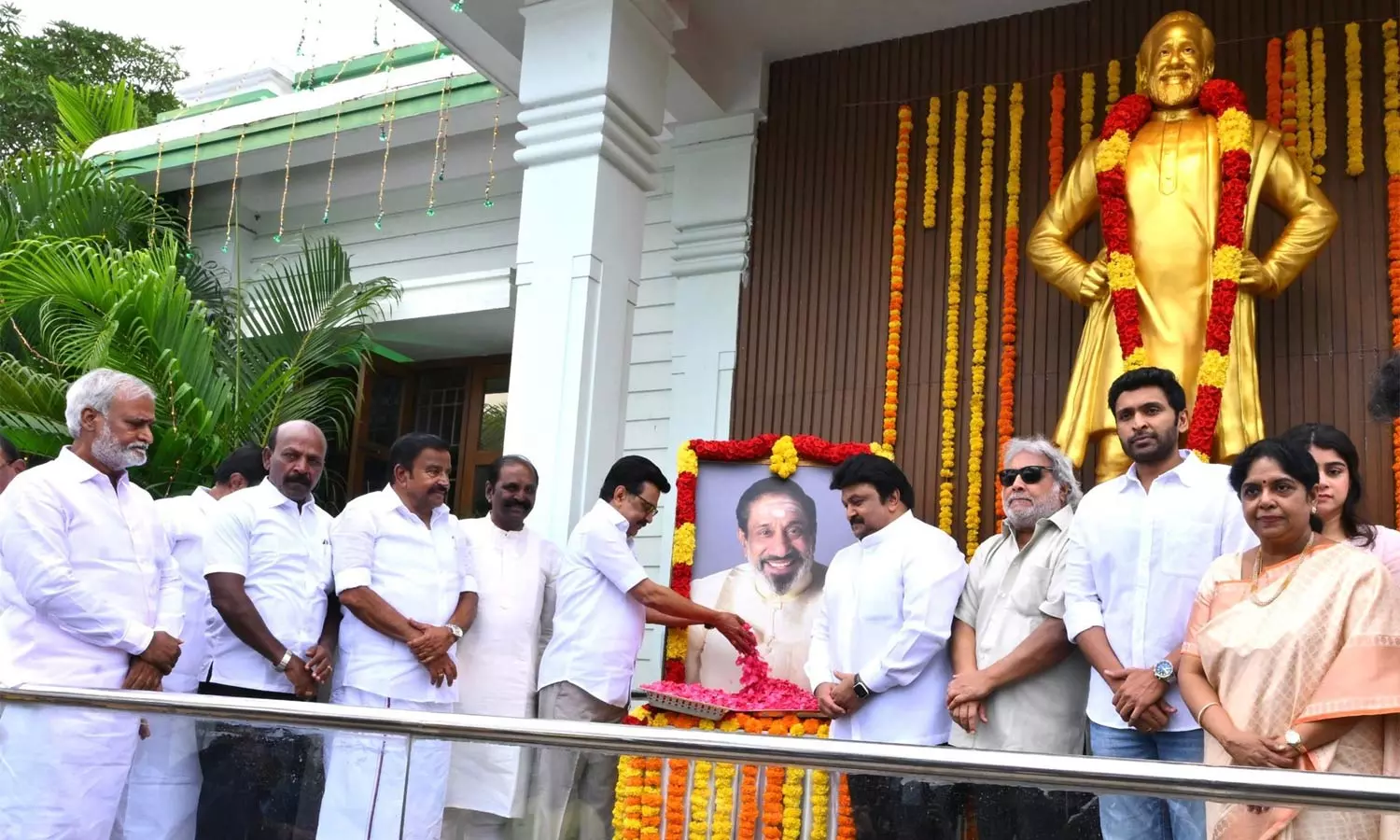 நடிகர் திலகம் சிவாஜி கணேசனின் 98-வது பிறந்தநாள்: சிலைக்கு முதலமைச்சர் மரியாதை