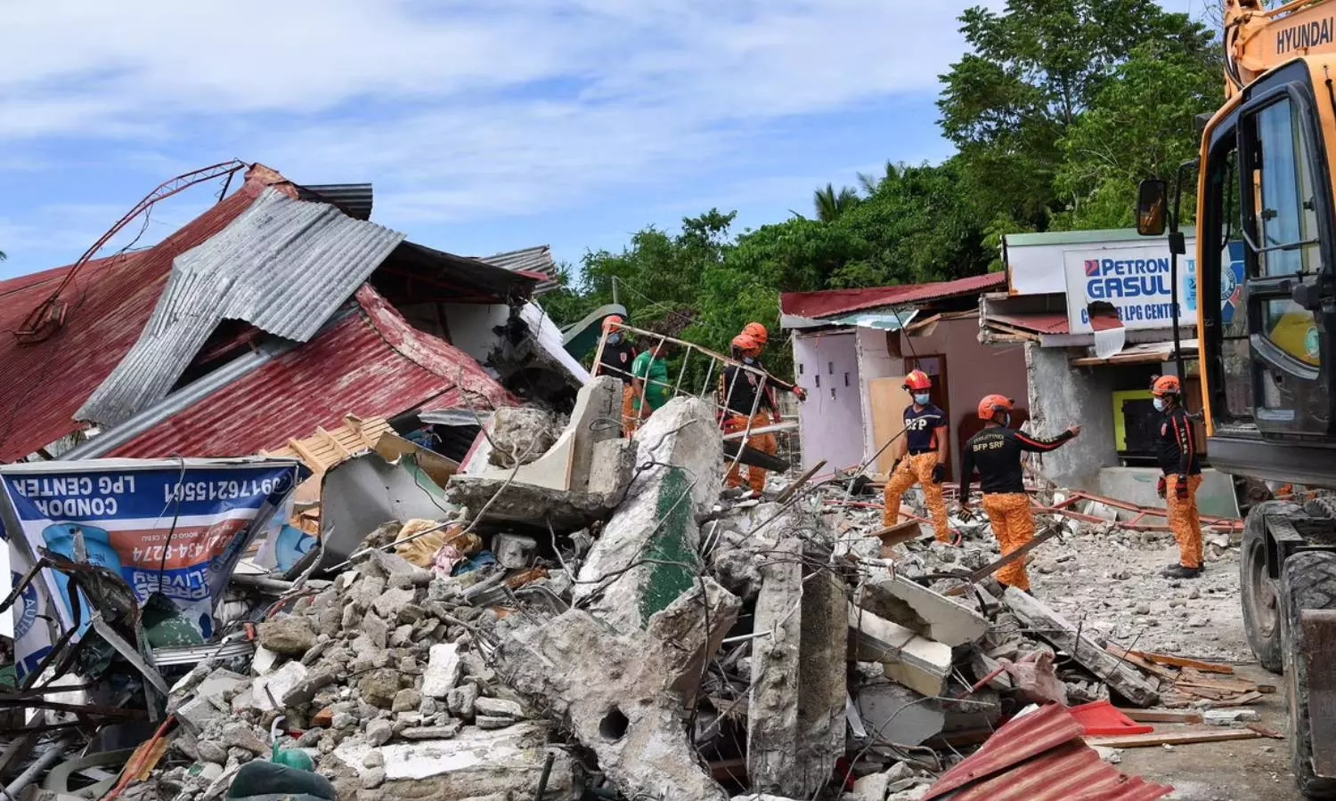 பிலிப்பைன்சில் சக்திவாய்ந்த நிலநடுக்கம் - உயிரிழந்தோர் எண்ணிக்கை 69 ஆக உயர்வு பிலிப்பைன்சில் சக்திவாய்ந்த நிலநடுக்கம் - உயிரிழந்தோர் எண்ணிக்கை 69 ஆக உயர்வு