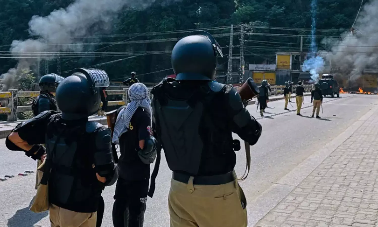 பாகிஸ்தான் அரசுக்கு எதிராக போராட்டம்: துப்பாக்கிச் சூட்டில் 12 பேர் பலி