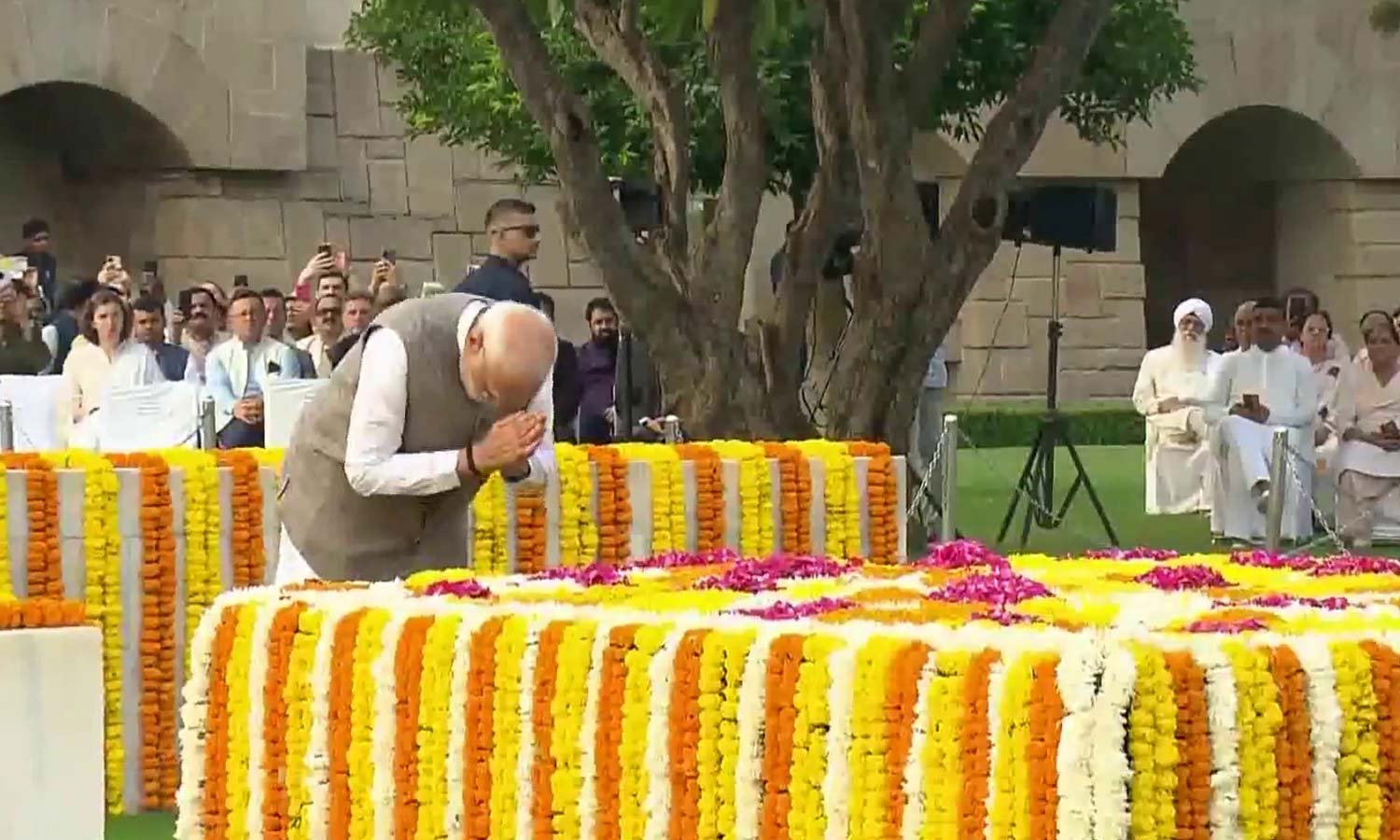 மகாத்மா காந்தியின் நினைவிடத்தில் பிரதமர் மோடி மரியாதை