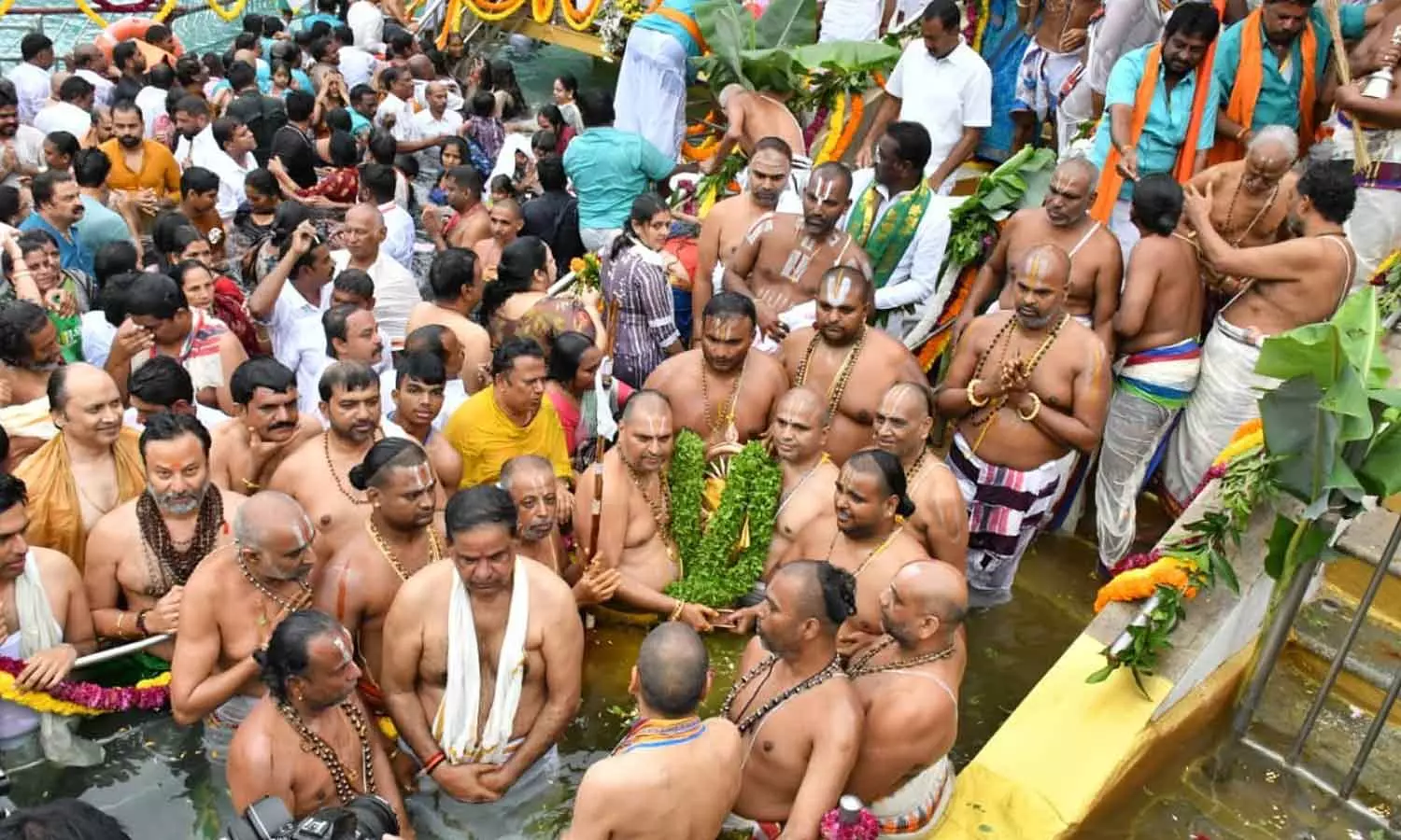 திருப்பதி கோவிலில் இன்று மாலை கொடி இறக்கத்துடன் பிரம்மோற்சவ விழா நிறைவு திருப்பதி கோவிலில் இன்று மாலை கொடி இறக்கத்துடன் பிரம்மோற்சவ விழா நிறைவு