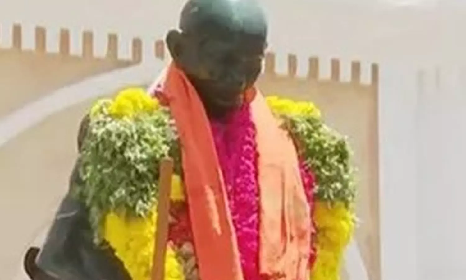 மதுரை காந்தி மியூசியத்தில் மகாத்மா காந்தி சிலைக்கு பா.ஜ.க.வினர் காவித்துண்டு அணிவித்ததால் பரபரப்பு