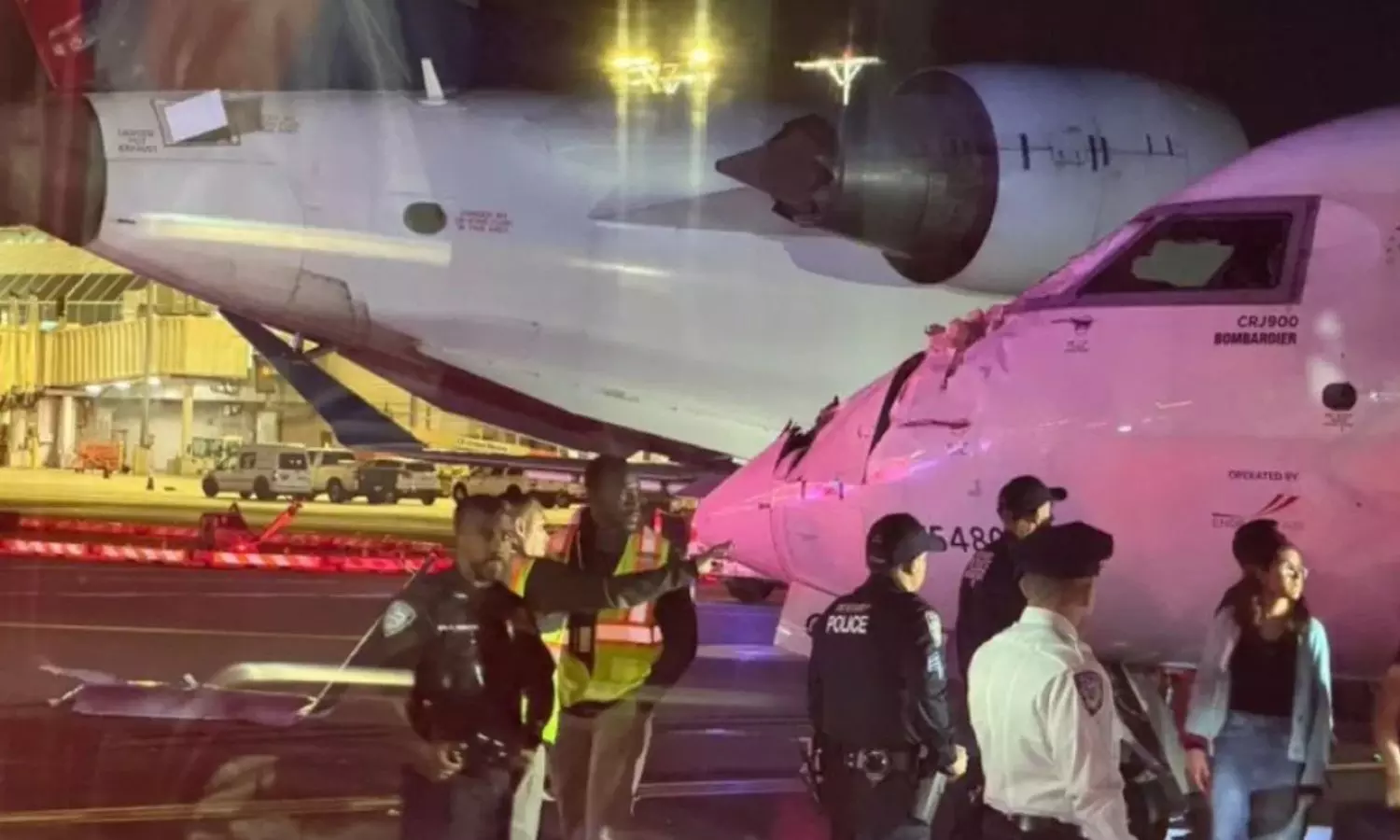 VIDEO: அமெரிக்காவில் ஒன்றுடன் ஒன்று மோதிக்கொண்ட 2  விமானங்கள் - உடைந்த இறக்கை