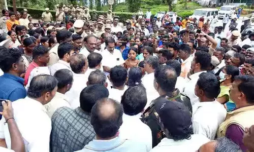 பந்தலூர் அருகே  யானை மிதித்து எஸ்டேட் தொழிலாளி பலி - பொதுமக்கள் போராட்டம்