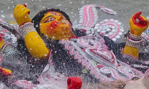 ம.பி.யில் சோகம்: துர்கா சிலைகளை எடுத்துச்சென்ற டிராக்டர் ஏரியில் கவிழ்ந்து 11 பேர் பலி