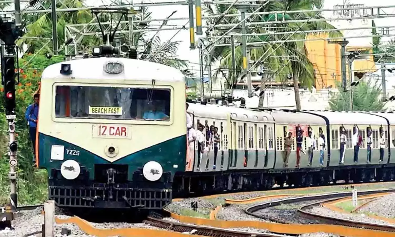 ஆயுத பூஜை விடுமுறை முடிந்து சென்னை திரும்பும் பயணிகள் வசதிக்காக சிறப்பு ரெயில்களுக்கு ஏற்பாடு