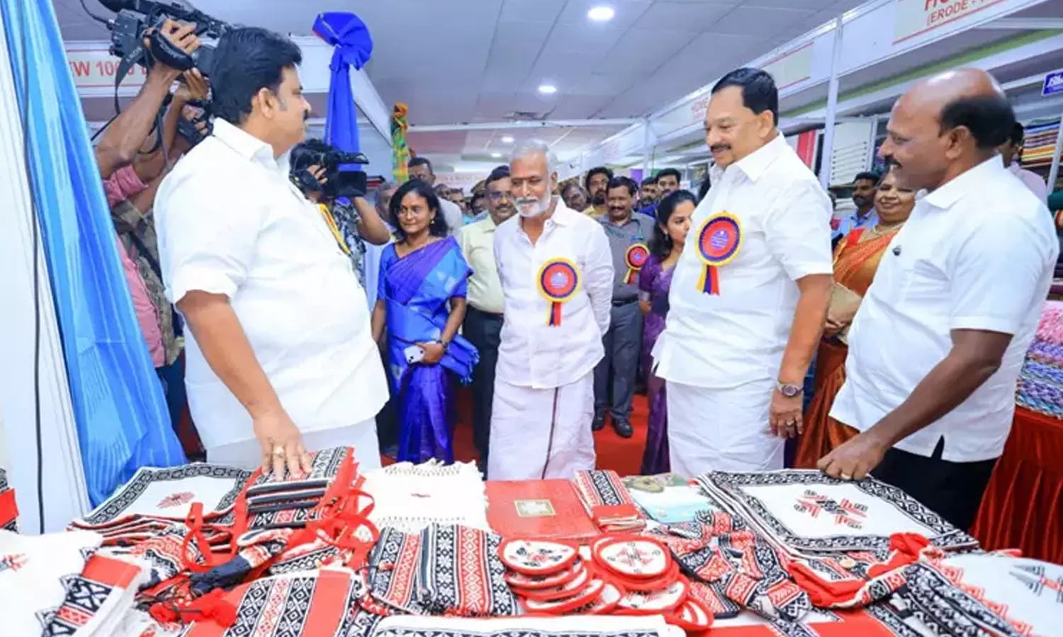 தீபாவளியையொட்டி தேசிய கைத்தறி கண்காட்சி- அமைச்சர்கள் தொடங்கி வைத்தனர்