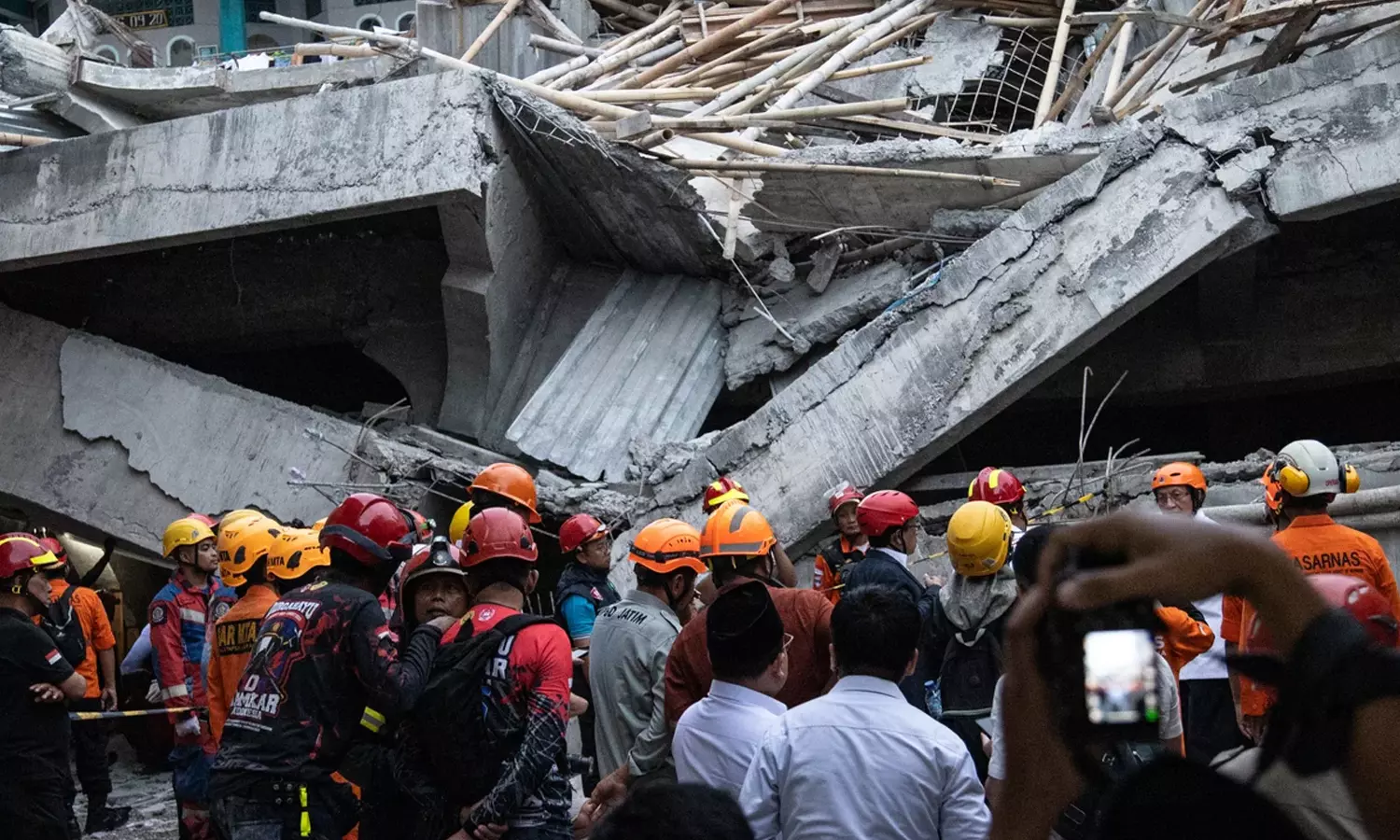 இந்தோனேசியாவில் மதப்பள்ளி கட்டிடத்தின் மேற்கூரை இடிந்து விழுந்து விபத்து- 13 பேர் உயிரிழப்பு
