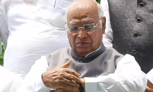 மல்லிகார்ஜுன கார்கே மருத்துவமனையில் இருந்து டிஸ்சார்ஜ் -  பேஸ்மேக்கர் அறுவை சிகிச்சை வெற்றி